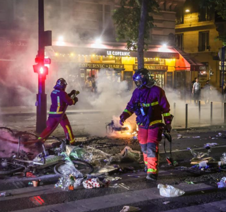 Dos muertos y 200 heridos empañan las celebraciones del PSG, que será recibido por Macron