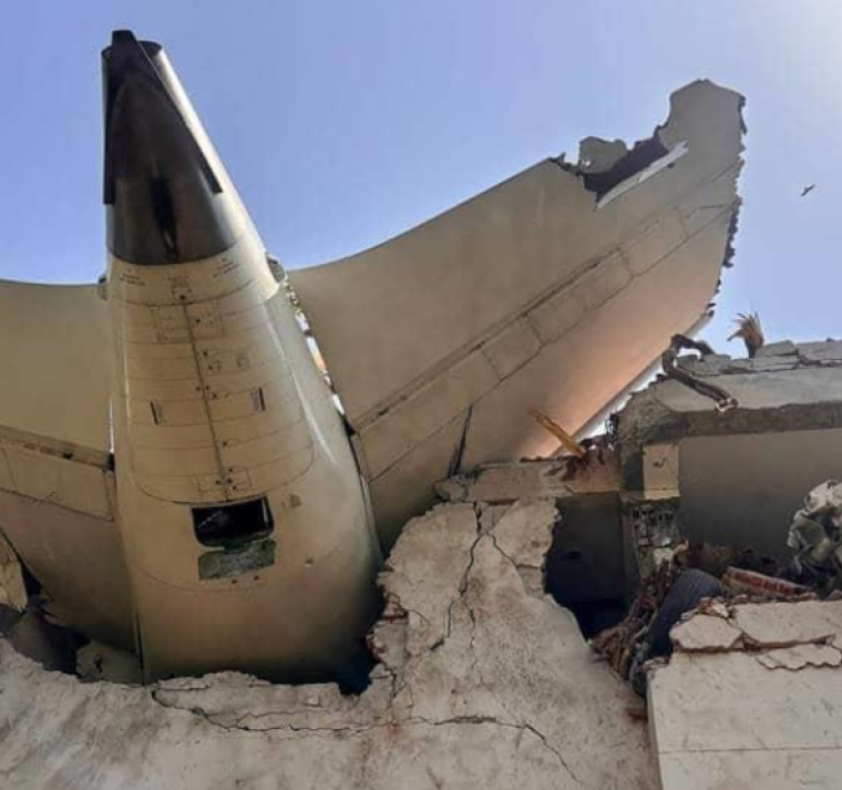 El milagro del asiento 11A: único sobreviviente del vuelo de Air India sale caminando del accidente 