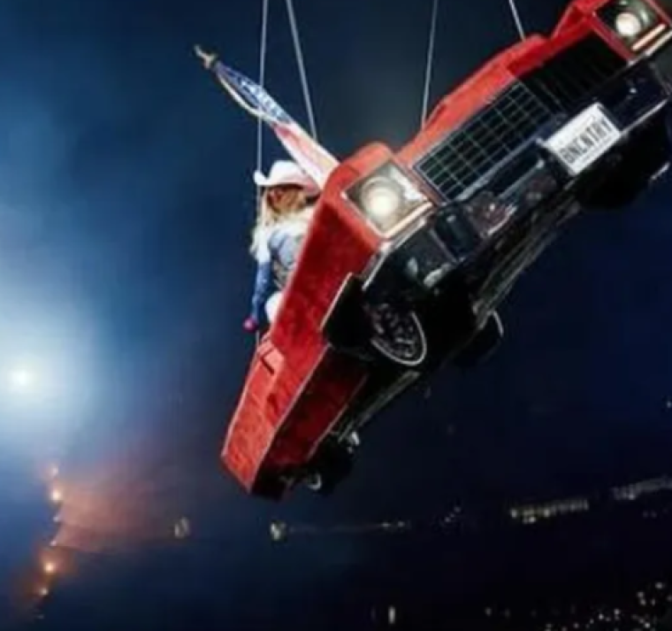 Beyoncé sufre un incidente en pleno concierto al quedar colgada por desperfecto técnico 