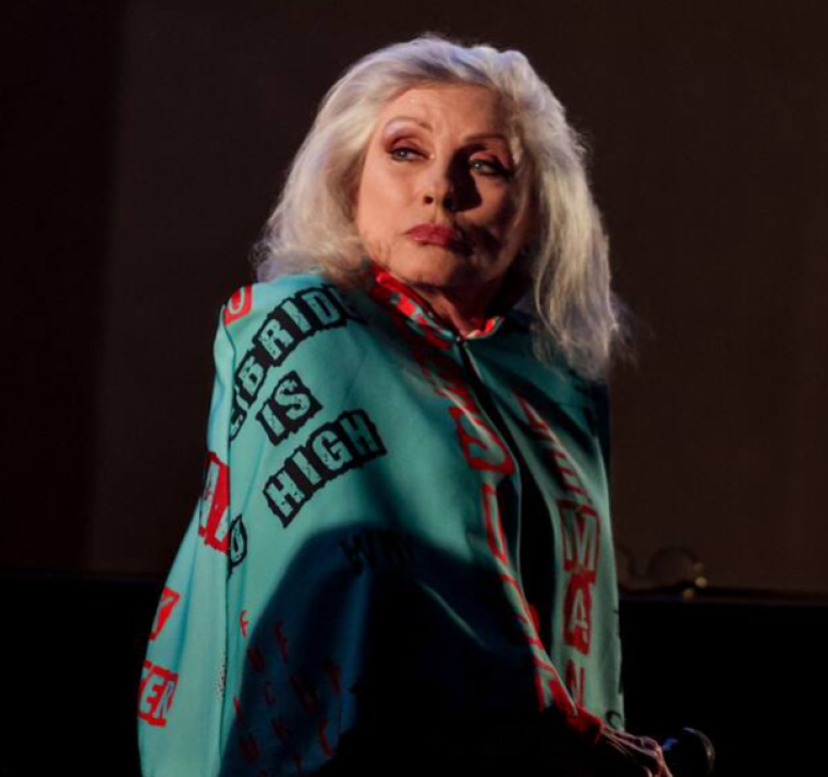 Debbie Harry, la rubia que sacudió al mundo, llega a los 80 con actitud punk 