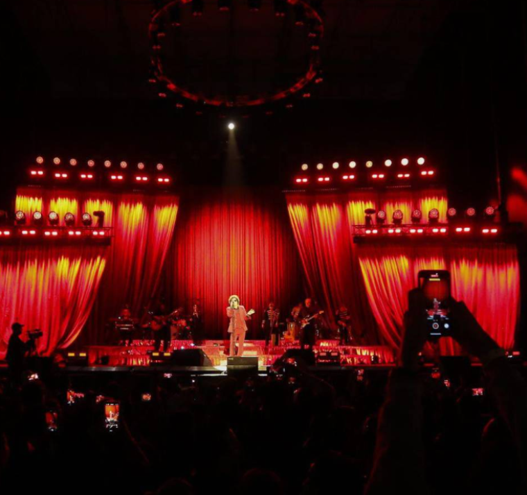 Bunbury estalla en pleno concierto por el uso excesivo del celular entre el público 
