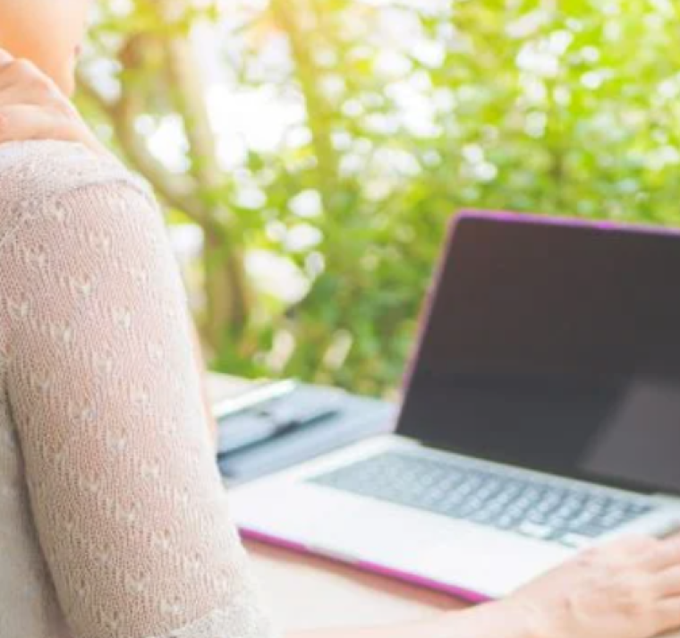 El “cuello tecnológico”: la consecuencia silenciosa de la era digital en los adolescentes 