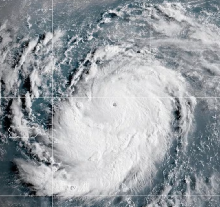 Erin se convierte en un «catastrófico» huracán categoría 5 en el Atlántico 