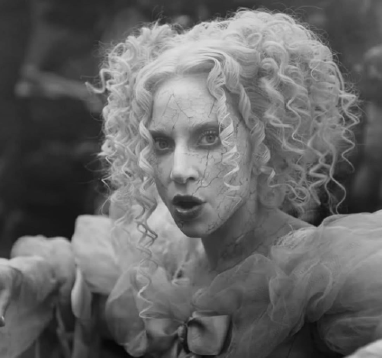 Lady Gaga comparte su nuevo y espeluznante sencillo "The Dead Dance" 