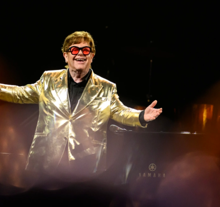 Elton John enfrenta problemas de visión tras una severa infección ocular 
