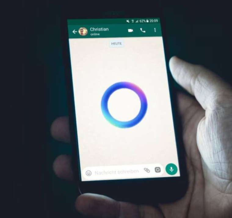 ¿Qué es el círculo azul de WhatsApp y por qué no desaparece? 