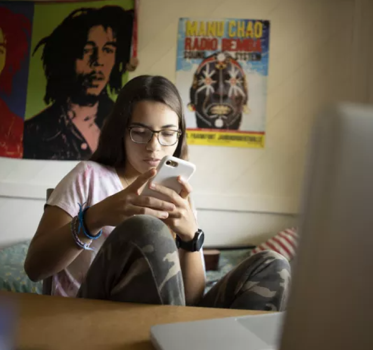 ¿Quién forma a los jóvenes en la era de las pantallas? 