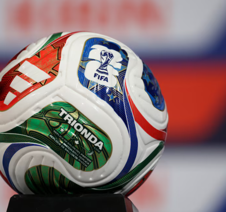 WhatsApp incorporó una novedad especial para acompañar la Copa Mundial de la FIFA 2026: el balón oficial del torneo ya puede usarse dentro de la aplicación como emoji, tanto en dispositivos Android como en iPhone, sin costo adicional para los usuarios.  Para encontrarlo, es necesario tener la aplicación actualizada a la versión 26.27.74 o superior. Luego, basta con ingresar a cualquier conversación, abrir el apartado de emojis y buscar “balón” o “fútbol”. Durante el torneo, el tradicional emoji de pelota mo