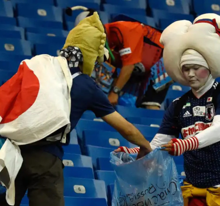 El ejemplar gesto de los aficionados japoneses después de apoyar a su selección 